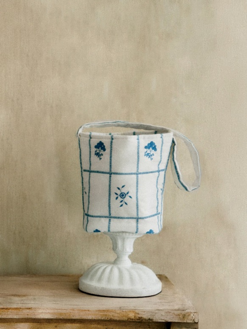 SÉZANE Ecru Bleu Embroidered Bucket Bag. Cotton.